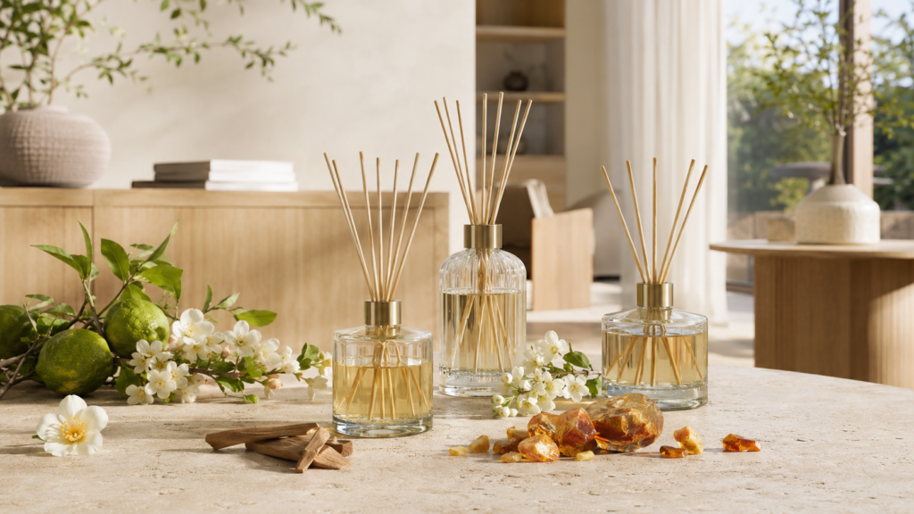 Illustration des familles olfactives parfum d'intérieur avec diffuseurs élégants, fleurs, bois de santal et agrumes dans un intérieur lumineux.
